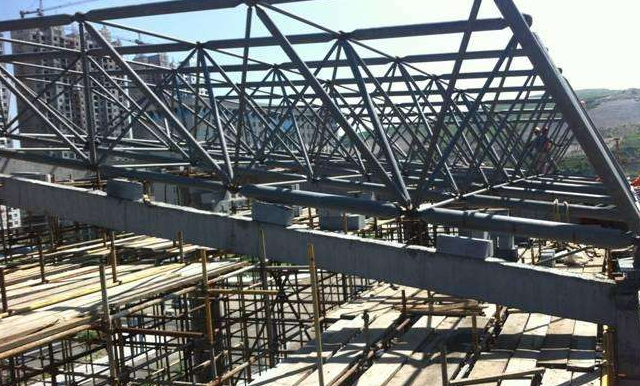 萍乡简述网架公司的黑色压型钢板的吊装步履